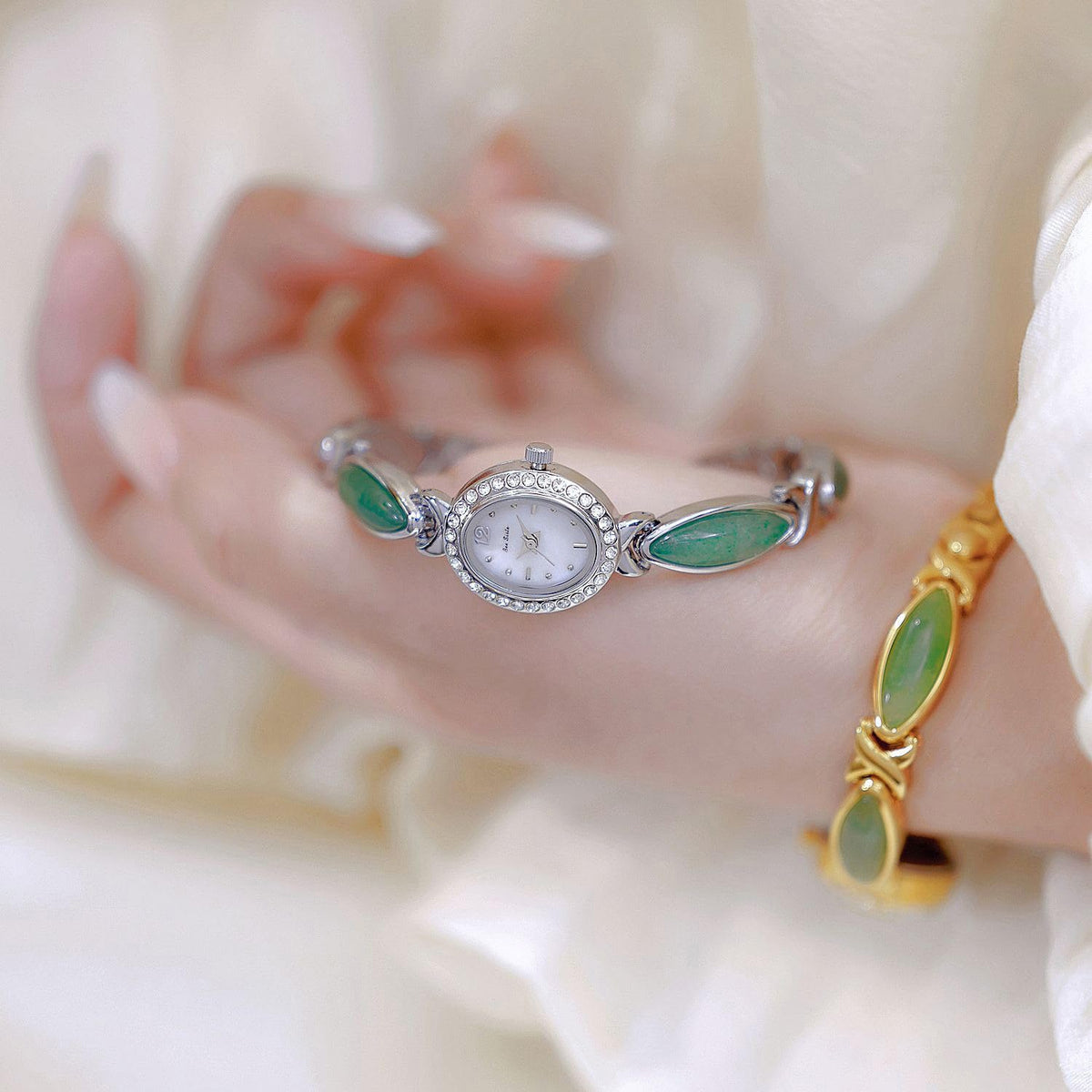 LOREO Elegant Women’s Gold Bracelet Watch Vintage Oval Dial, Waterproof Quartz Movement, Small Face Dress Watch for Ladies
