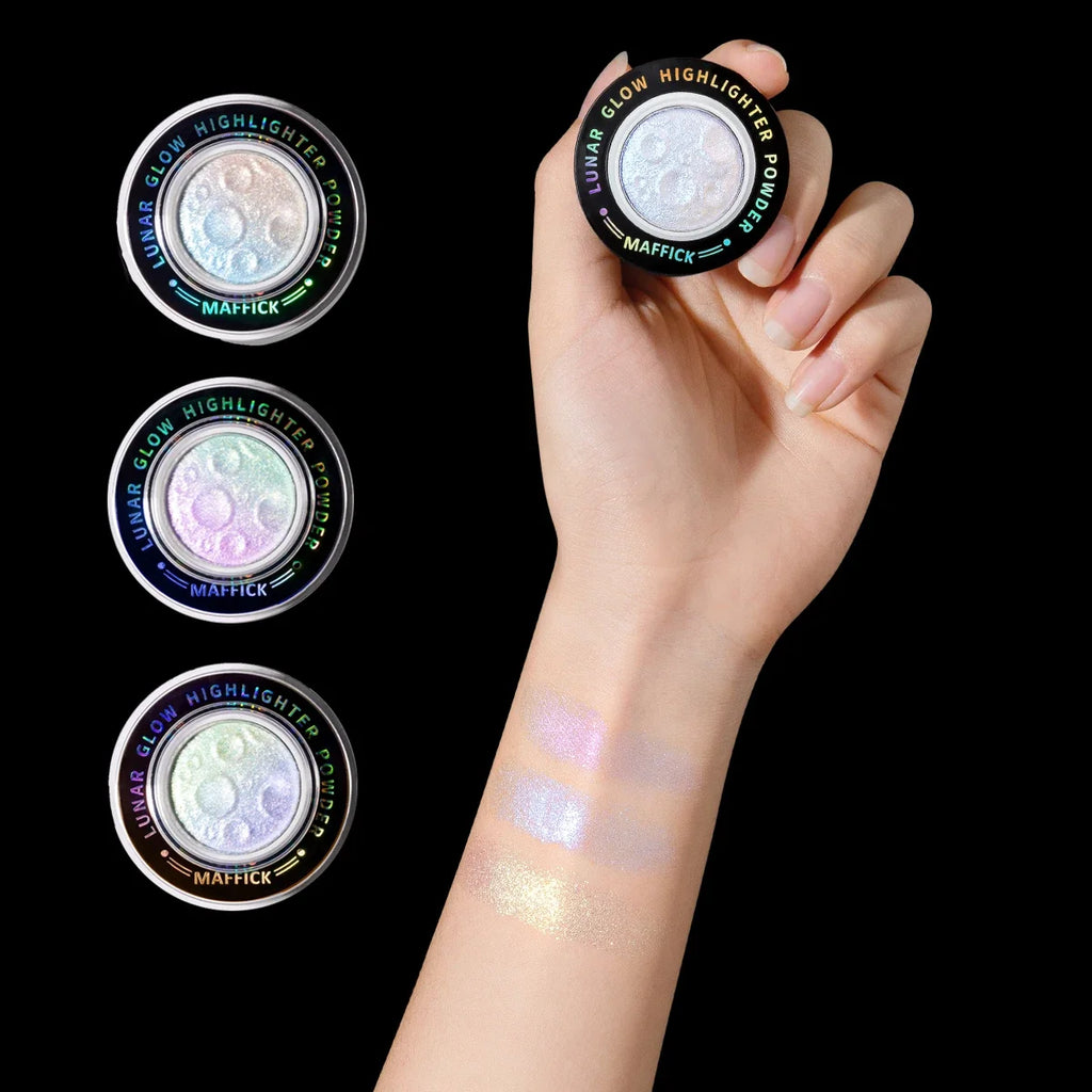 Planet highlighter powder brightens the whole body, with a burst of nasal shadows and a three-dimensional highlight on the face
